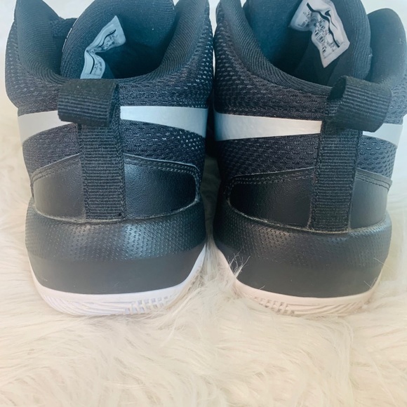LIKE NEW- Nike Team Hustle Lows 7Y/8.5 Women’s - Picture 2 of 5